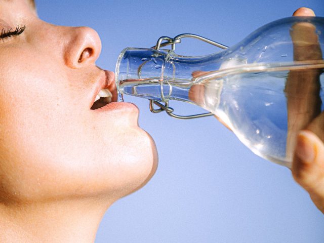 Niedokwaśność żołądka woda zjonizowana, dlaczego warto po nią sięgać?