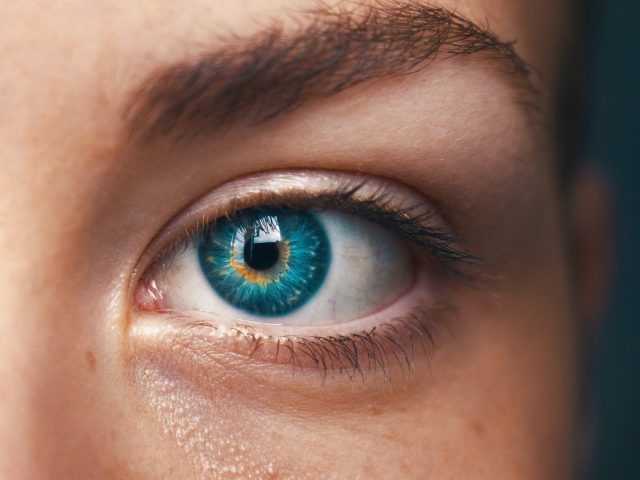 Pielęgnacja wrażliwej cery i skóry wokół oczu