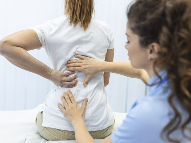 Ból pleców – czy warto udać się do fizjoterapeuty?
