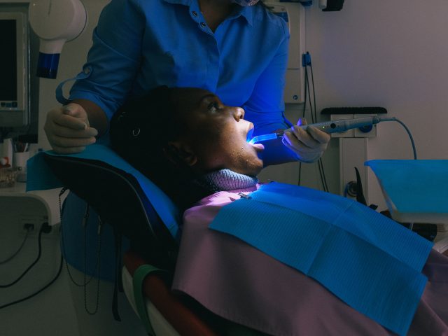 Uporczywy ból zęba w świąteczny dzień? Dentysta w święta jedyną rozsądną opcją!
